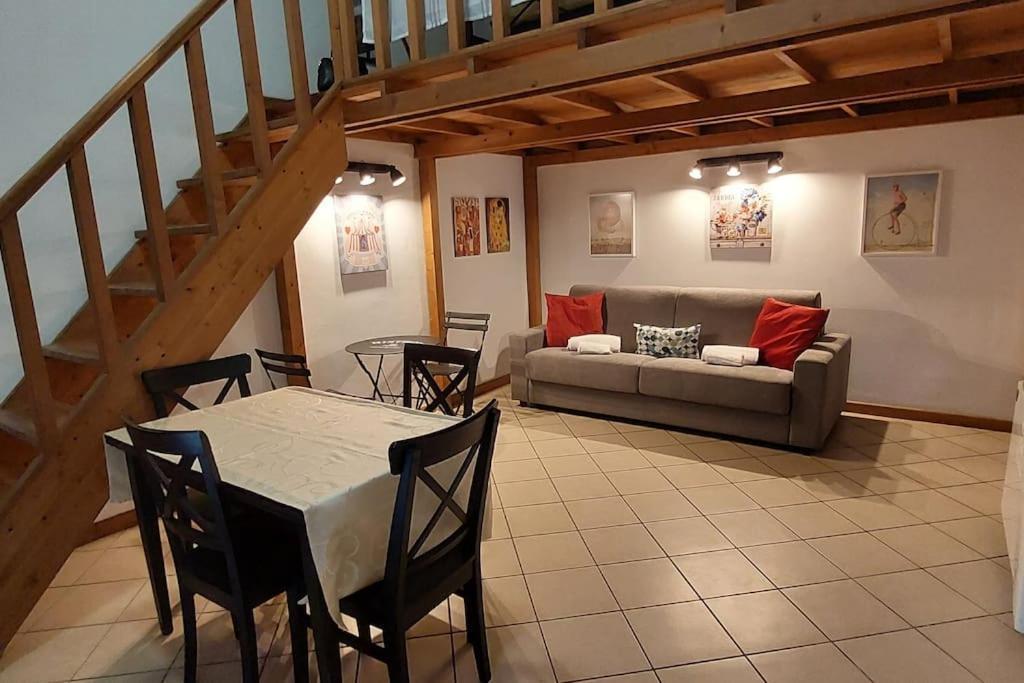 Gemelli Holidays -2 Easy Lofts, Groundfloor With Courtyard, Mezzanine Bedroom, Baby & Pet Friendly, Near Monte Mario Station Connecting To Center In 20 Minutes, 2 Steps From Bus, Groceries, Restaurants, Park, Cycle Path - Warm Guest Care In 4 Languag Экстерьер фото