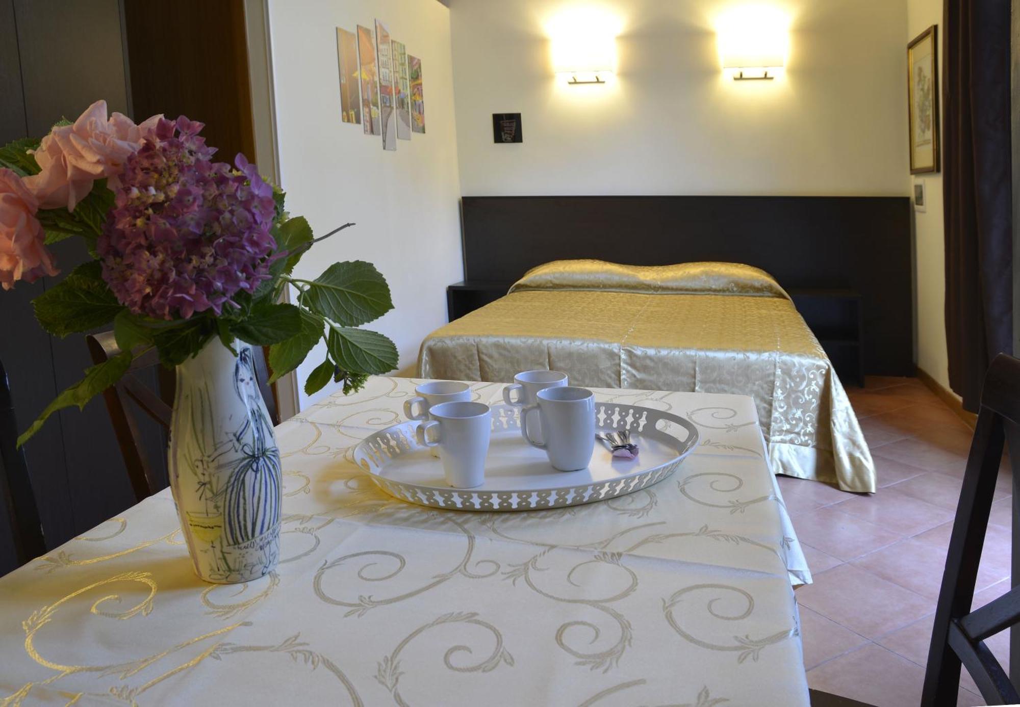 Gemelli Holidays -2 Easy Lofts, Groundfloor With Courtyard, Mezzanine Bedroom, Baby & Pet Friendly, Near Monte Mario Station Connecting To Center In 20 Minutes, 2 Steps From Bus, Groceries, Restaurants, Park, Cycle Path - Warm Guest Care In 4 Languag Экстерьер фото